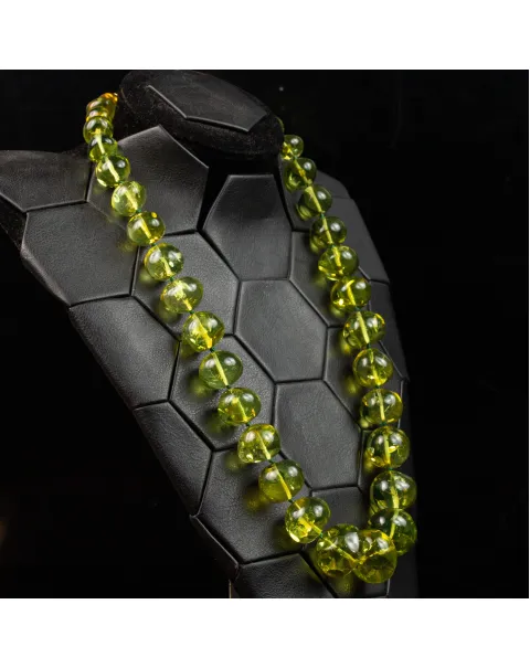 Collana di Ambra Verde Baltica: Un Gioiello Raro di Eleganza Millenaria.