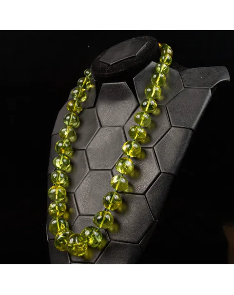 Collana di Ambra Verde Baltica: Un Gioiello Raro di Eleganza Millenaria.