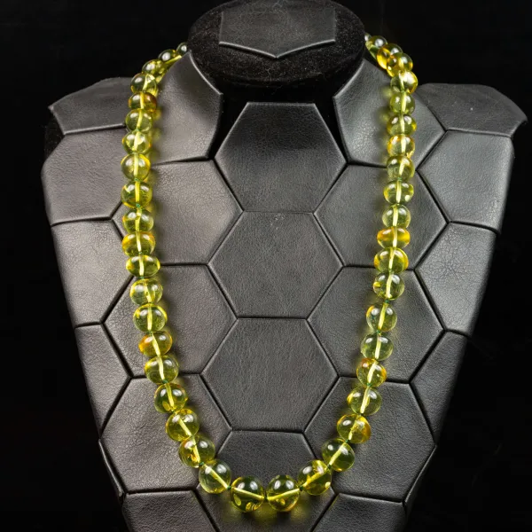 Collana di Ambra Verde: Tesoro di Incomparabile Raffinatezza.