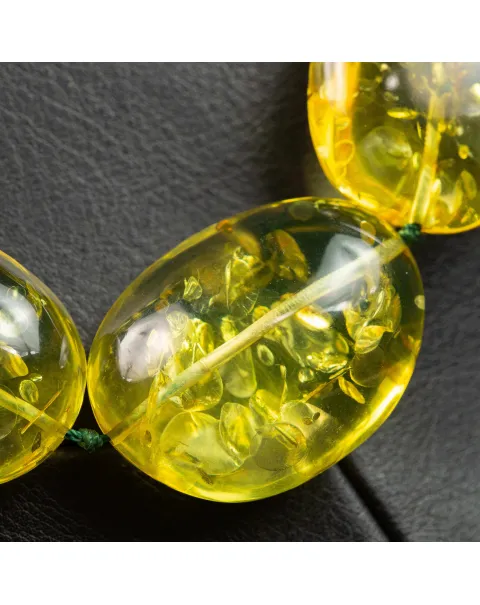 Collana di Ambra Verde Rara: Un Capolavoro di Eleganza Naturale.