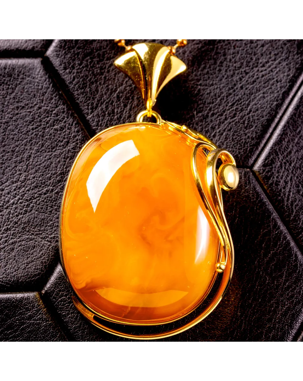 Ciondolo in ambra color miele: riflessi dorati avvolti in raffinata armonia.