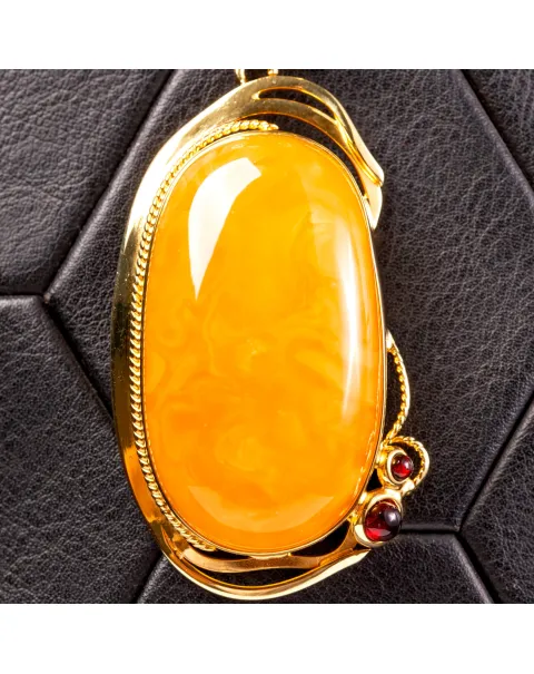 Ciondolo in ambra: gemme color miele e cognac in perfetta armonia.