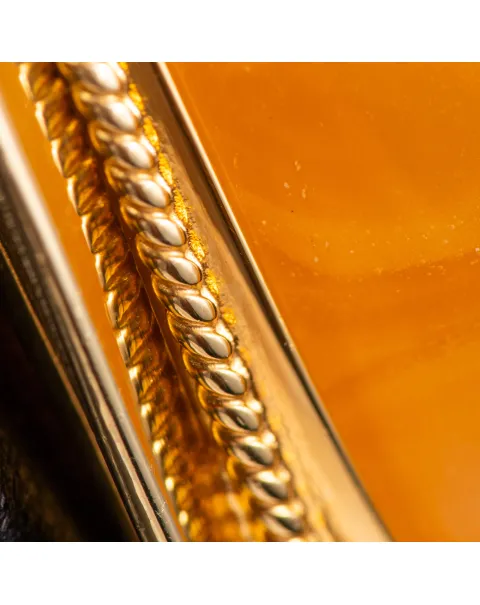 Ciondolo in ambra: gemme color miele e cognac in perfetta armonia.