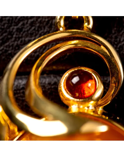 Ciondolo in ambra color miele e cognac: armonia di energia e luce dorata