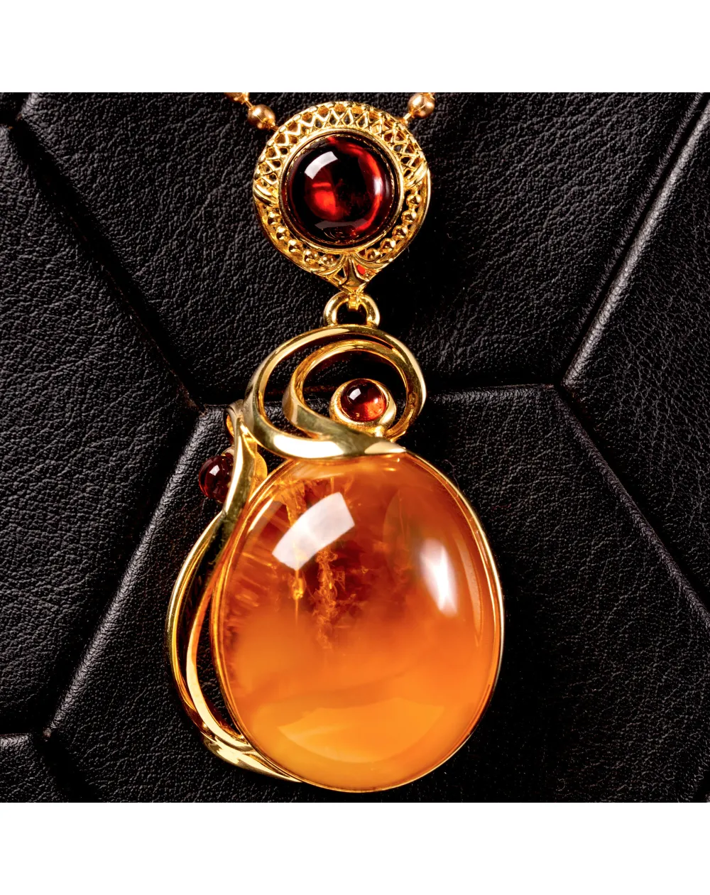 Ciondolo in ambra color miele e cognac: armonia di energia e luce dorata