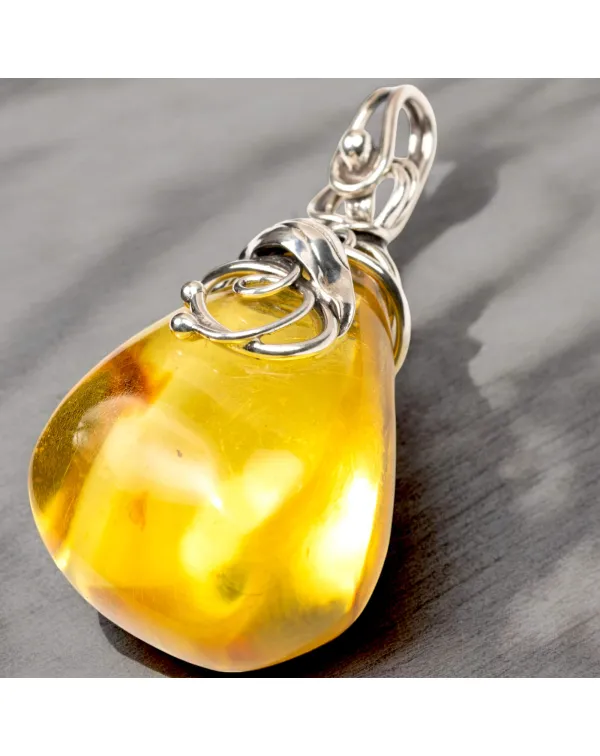Pendente in argento con ambra fossile baltica: ele...