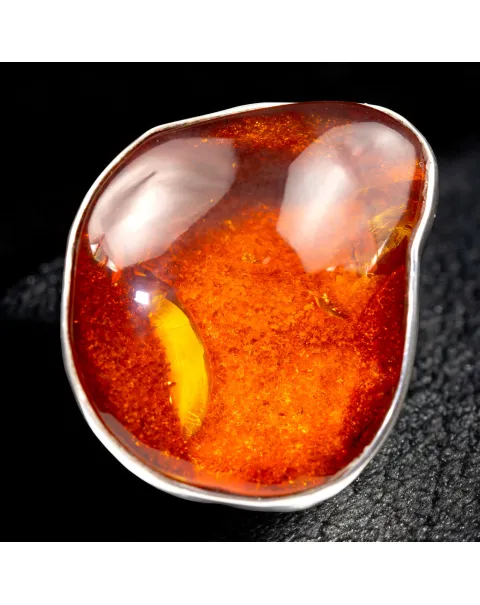 Anello in argento con ambra rossa e arancione: forza e protezione energetica.