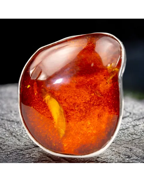 Anello in argento con ambra rossa e arancione: forza e protezione energetica.