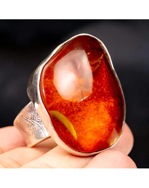 Anello in argento con ambra rossa e arancione: forza e protezione energetica.