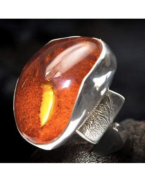 Anello in argento con ambra rossa e arancione: forza e protezione energetica.