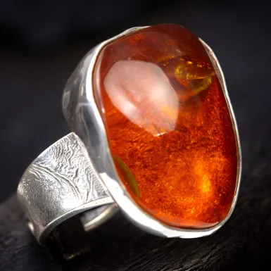 Anello in argento con ambra rossa e arancione: for...