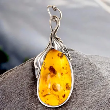 Ciondolo in argento con ambra color miele e inclus...