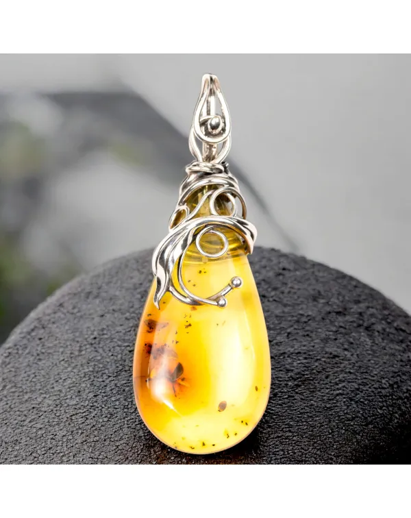 Ciondolo in argento con ambra color miele: eleganz...