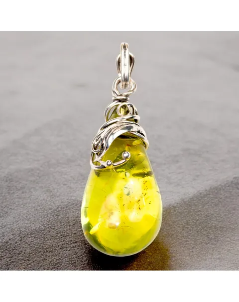Ciondolo in argento con ambra verde: eleganza e armonia naturale.