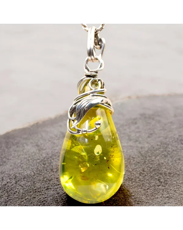 Ciondolo in argento con ambra verde: eleganza e ar...