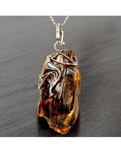 Ciondolo in argento con ambra grezza color cognac: connessione con la natura e protezione spirituale.