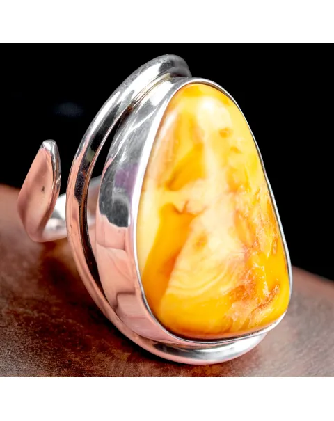Anello in Argento con Ambra Baltica Color Miele Caramello.