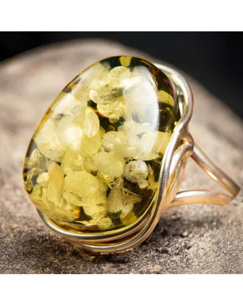 Anello in Argento con Ambra Verde del Baltico – Gioiello Raffinato e Pieno di Storia.