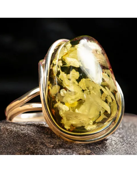 Anello in Argento con Ambra Verde del Baltico – Gioiello Raffinato e Pieno di Storia.