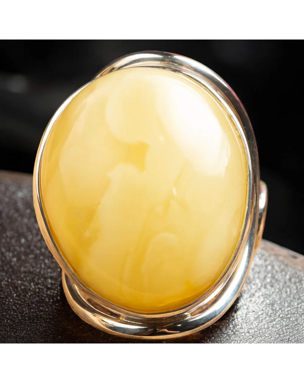 Anello in Argento con Ambra Gialla di Prima Scelta.