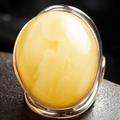 Anello in Argento con Ambra Gialla di Prima Scelta...