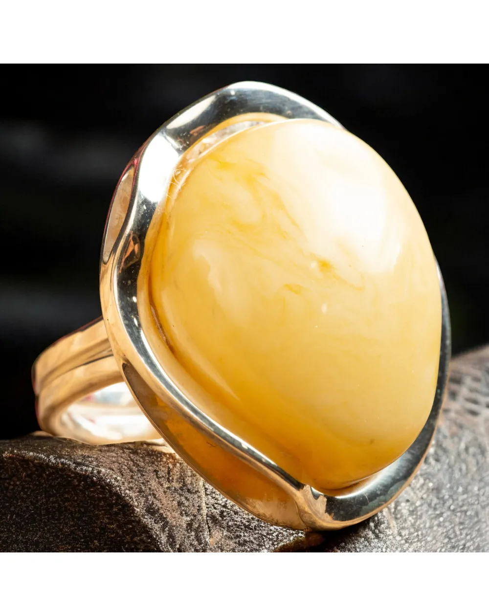 Anello in Argento con Ambra Gialla di Prima Scelta.