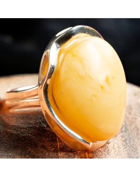 Anello in Argento con Ambra Gialla di Prima Scelta.