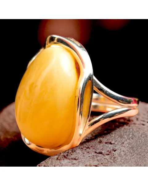 Anello in Argento con Ambra Gialla di Prima Scelta.