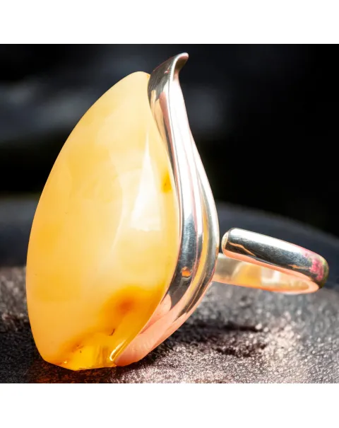 Anello in Argento con Ambra Gialla – Design Unico e Raffinato.