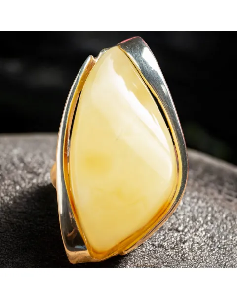 Anello in Argento con Ambra Gialla – Design Unico e Raffinato.