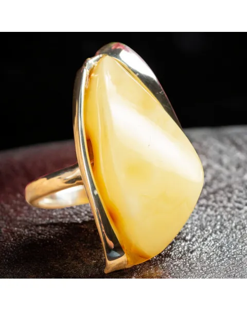 Anello in Argento con Ambra Gialla – Design Unico e Raffinato.