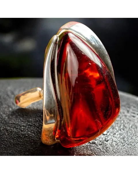 Anello in Argento con Ambra Cognac – Gioiello Semplice e Raffinato.