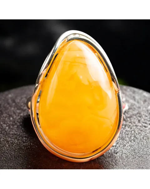 Anello in Argento con Gemma Gialla Intensa.