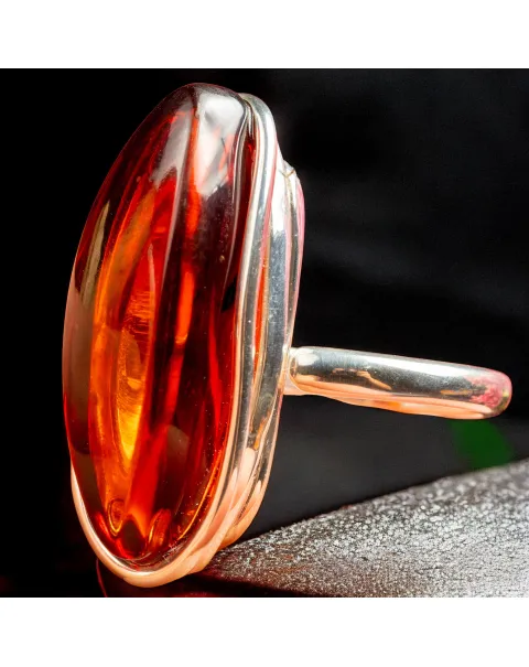 Anello in Argento con Ambra Cognac – Charme Naturale ed Eleganza Senza Tempo.