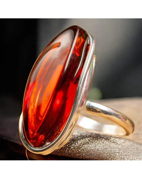 Anello in Argento con Ambra Cognac – Charme Naturale ed Eleganza Senza Tempo.
