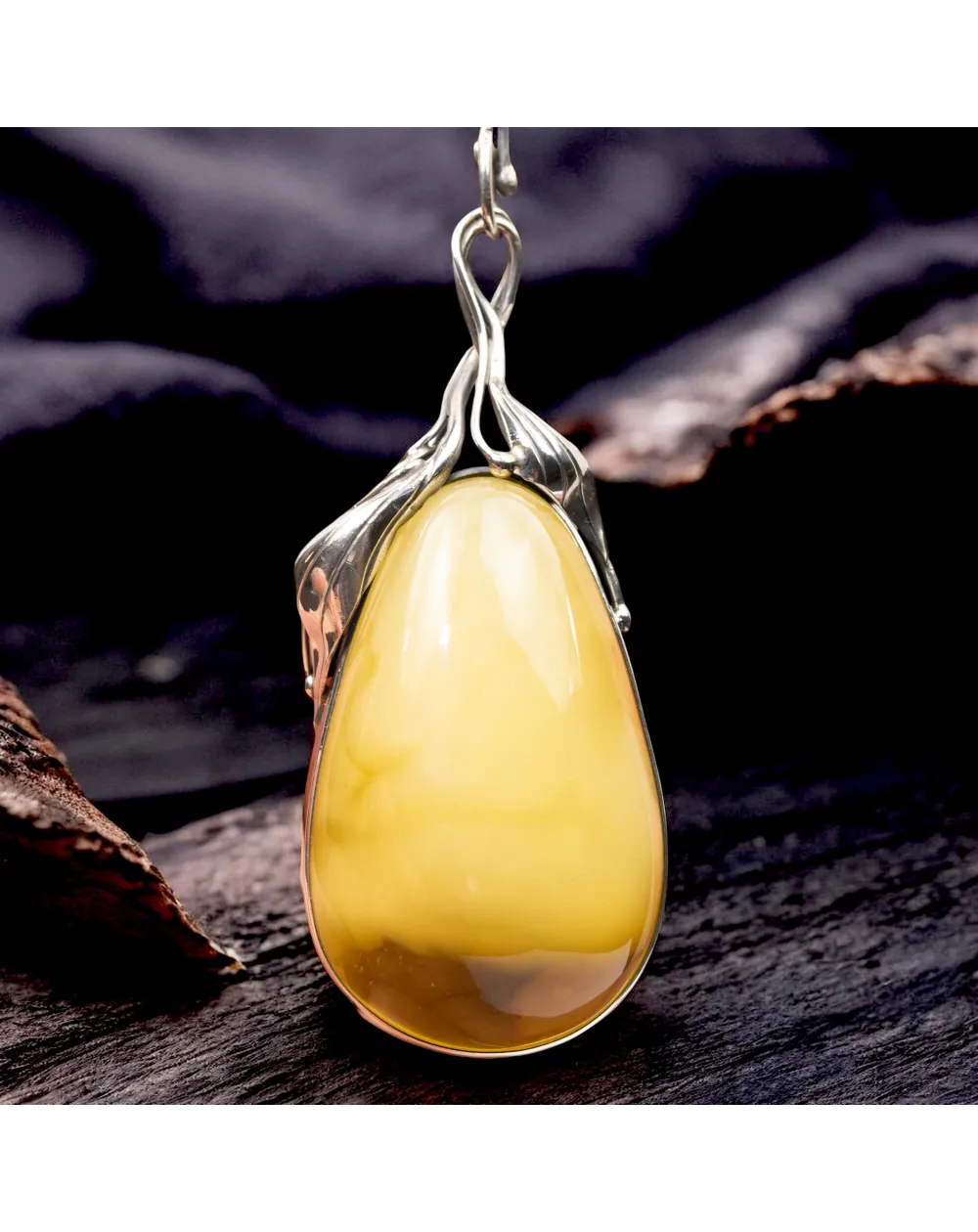 Ciondolo in Ambra Giallo Miele con Finiture in Argento a Motivi Floreali.