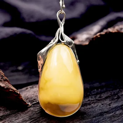 Ciondolo in Ambra Giallo Miele con Finiture in Argento a Motivi Floreali.
