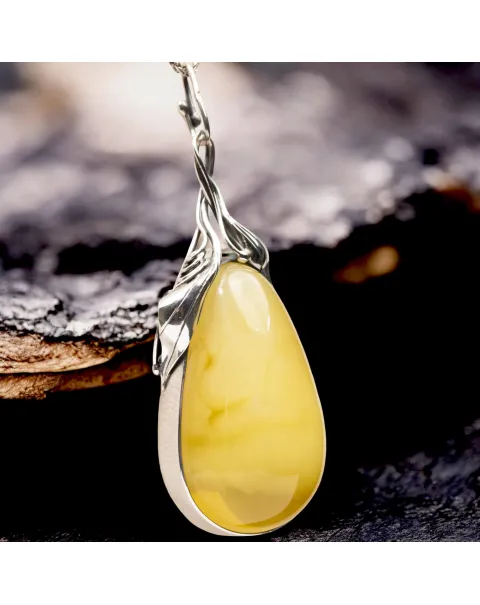 Ciondolo in Ambra Giallo Miele con Finiture in Argento a Motivi Floreali.