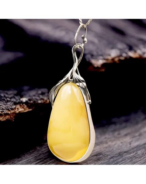 Ciondolo in Ambra Giallo Miele con Finiture in Argento a Motivi Floreali.