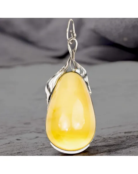 Ciondolo in Ambra Giallo Miele con Finiture in Argento a Motivi Floreali.