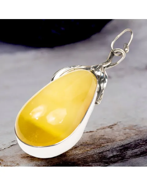 Ciondolo in Ambra Giallo Miele con Finiture in Argento a Motivi Floreali.