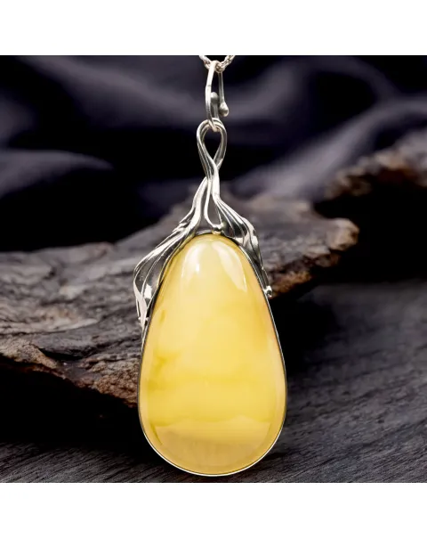 Ciondolo in Ambra Giallo Miele con Finiture in Argento a Motivi Floreali.