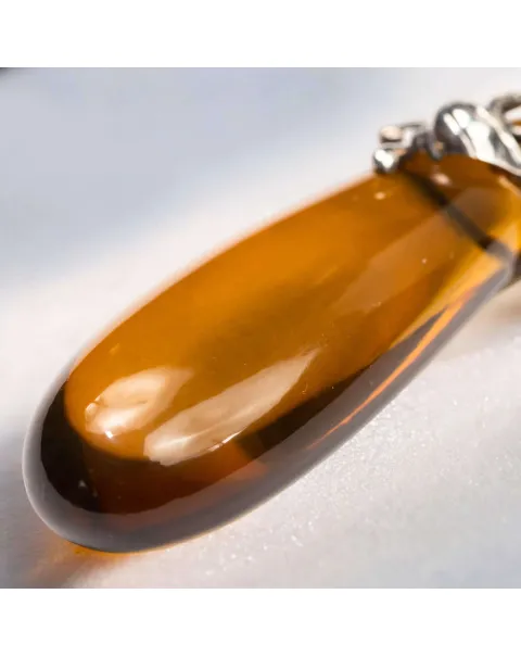 Ciondolo in Ambra Cognac a Forma di Goccia , Limpida e Cristallina.