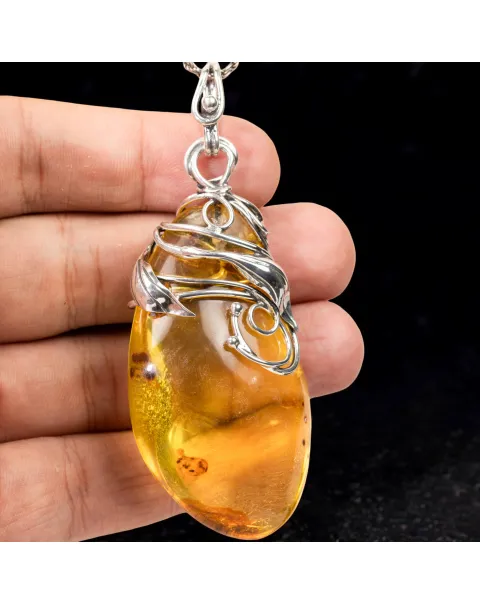 Ciondolo in Ambra Baltica con Finiture in Argento a Motivi Floreali.
