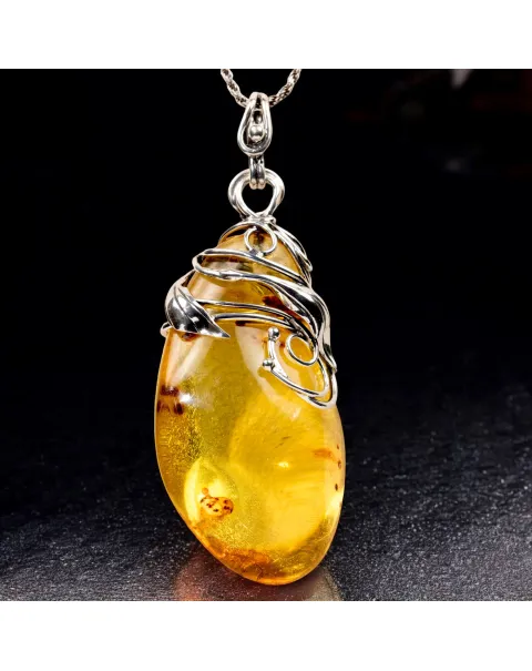 Ciondolo in Ambra Baltica con Finiture in Argento a Motivi Floreali.