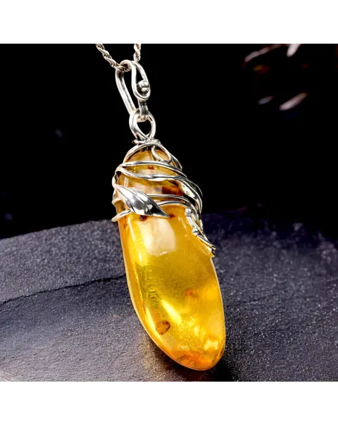 Ciondolo in Ambra Baltica con Finiture in Argento a Motivi Floreali.