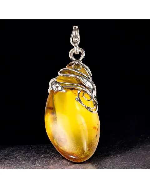 Ciondolo in Ambra Baltica con Finiture in Argento a Motivi Floreali.