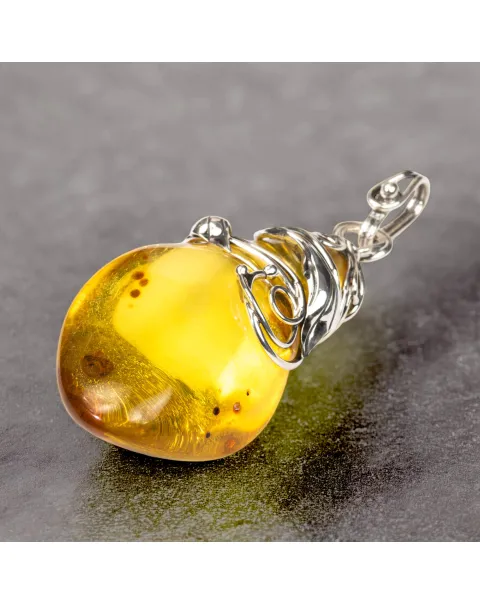 Ciondolo in Ambra Baltica con Finiture in Argento a Motivi Floreali.