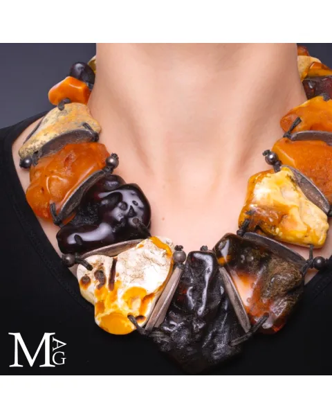 Collana in ambra baltica naturale con elementi in argento.