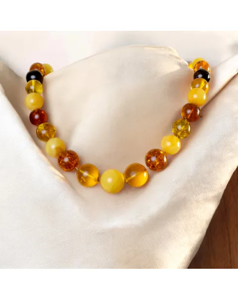Collana di Ambra Baltica: Armonia di Sfumature e Storia Antica